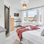 Sienna Longton Studio 1D - Wi-Fi, Alton Towers, Netflix